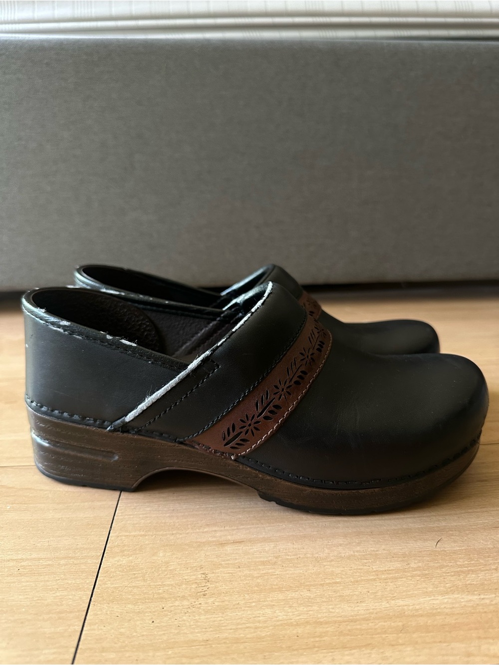 Dansko Womens Classic Black Leather Clogs Floral Strap EU42/US11.5